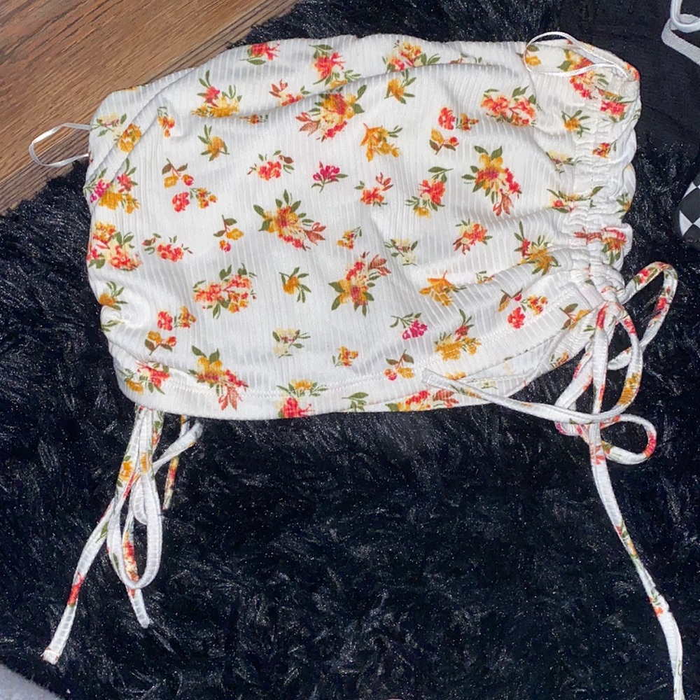 Flowery strapless crop top